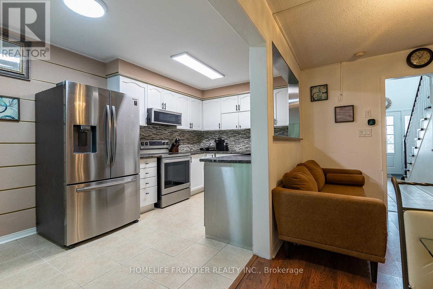 65 West Park Avenue, Bradford West Gwillimbury, Ontario  L3Z 0A7 - Photo 3 - N12777812