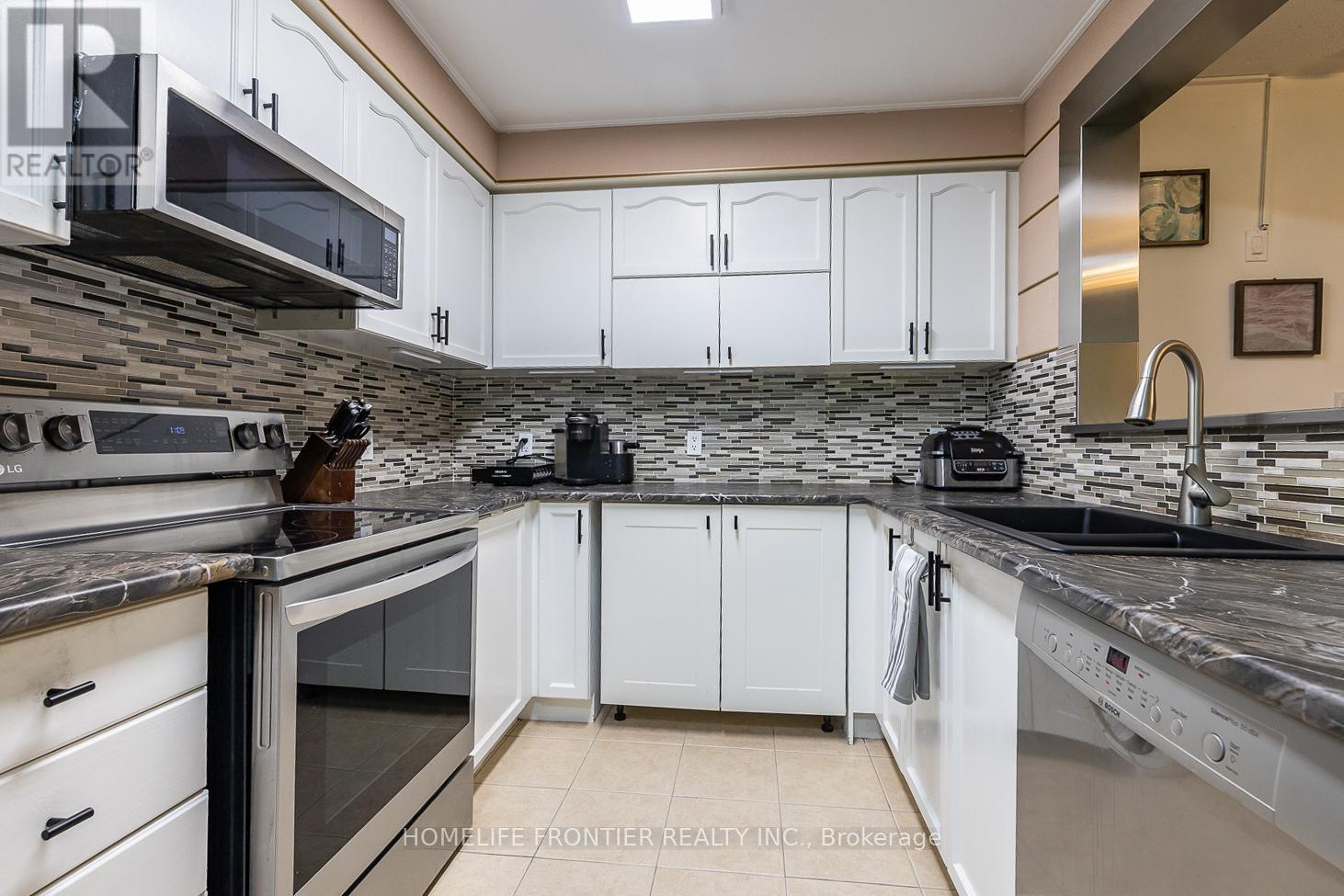 65 West Park Avenue, Bradford West Gwillimbury, Ontario  L3Z 0A7 - Photo 5 - N12777812