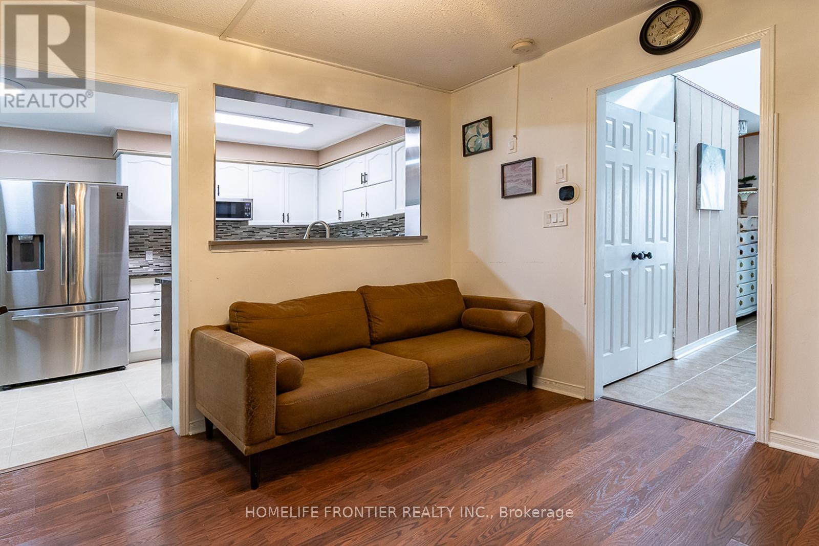 65 West Park Avenue, Bradford West Gwillimbury, Ontario  L3Z 0A7 - Photo 9 - N12777812