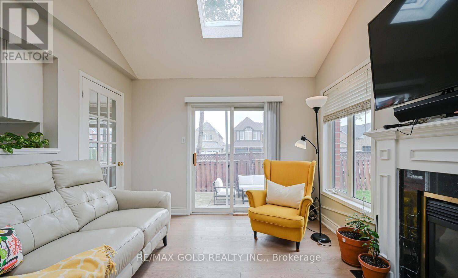 44 Ribbon Drive, Brampton, Ontario  L6R 2C5 - Photo 4 - W12811716