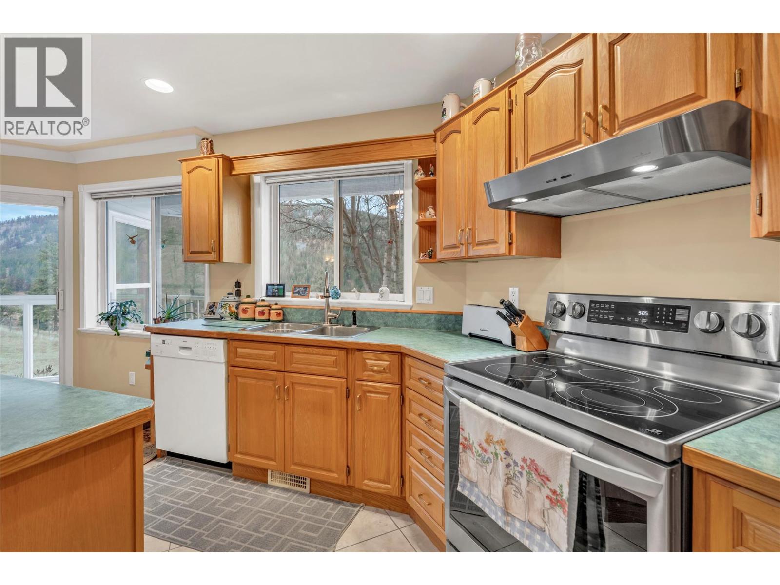 22577 Garnet Valley Road Summerland Photo 6