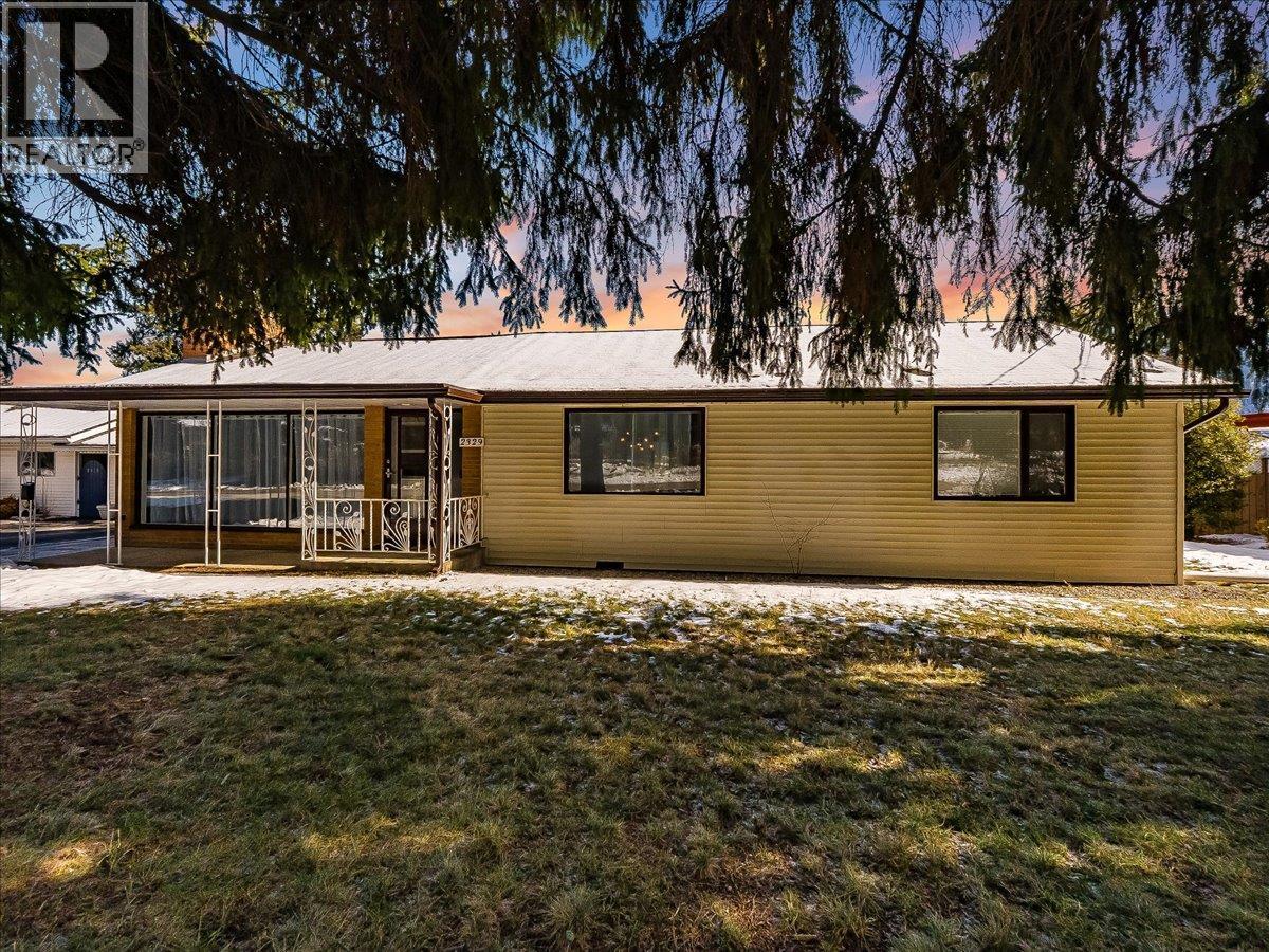 2329 5th Avenue, Castlegar, British Columbia  V1N 2T6 - Photo 2 - 10376782