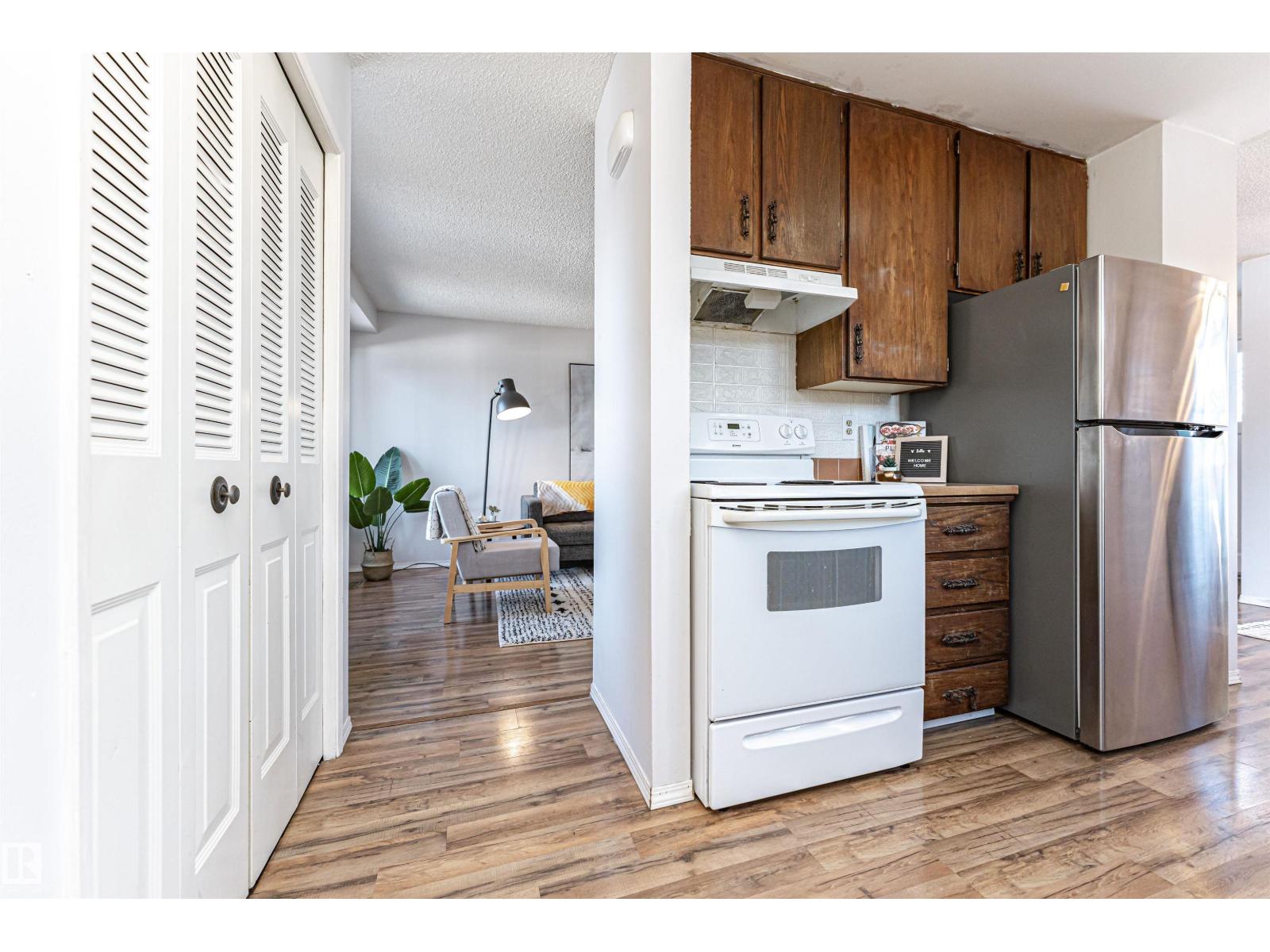 8660 27 Av Nw, Edmonton, Alberta T6K 2X4 - Photo 5 - E4470235