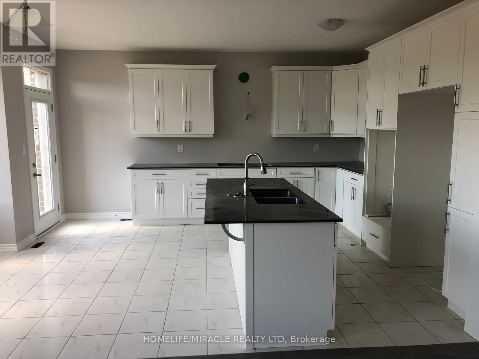 Main Floor - 17 Divers Road S, Brampton, Ontario  L7A 5C8 - Photo 5 - W12813554