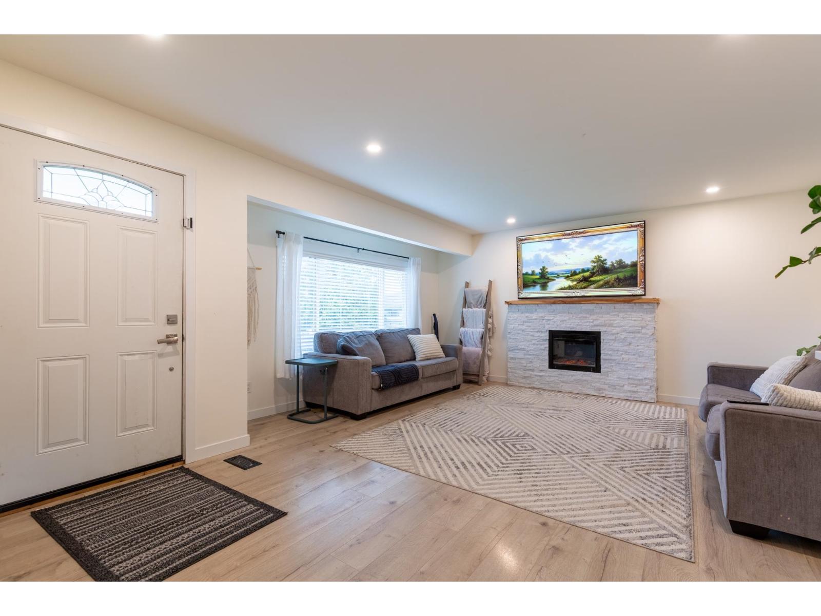 34324 Mendham Street, Abbotsford, British Columbia  V3S 4K6 - Photo 2 - R3091512