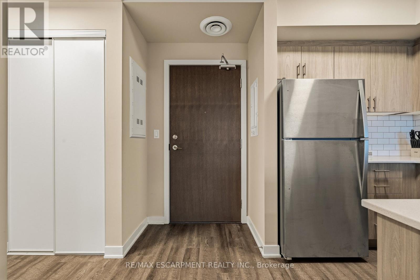 413 - 16 Markle Crescent, Hamilton, Ontario  L9G 0H4 - Photo 5 - X12813568