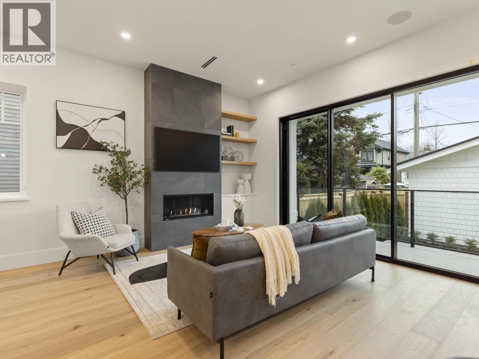 Listing Picture 4 of 33 : 2 3919 W 18TH AVENUE, Vancouver / 溫哥華 - 魯藝地產 Yvonne Lu Group - MLS Medallion Club Member