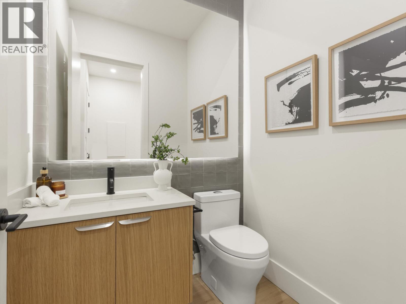 Listing Picture 13 of 33 : 2 3919 W 18TH AVENUE, Vancouver / 溫哥華 - 魯藝地產 Yvonne Lu Group - MLS Medallion Club Member