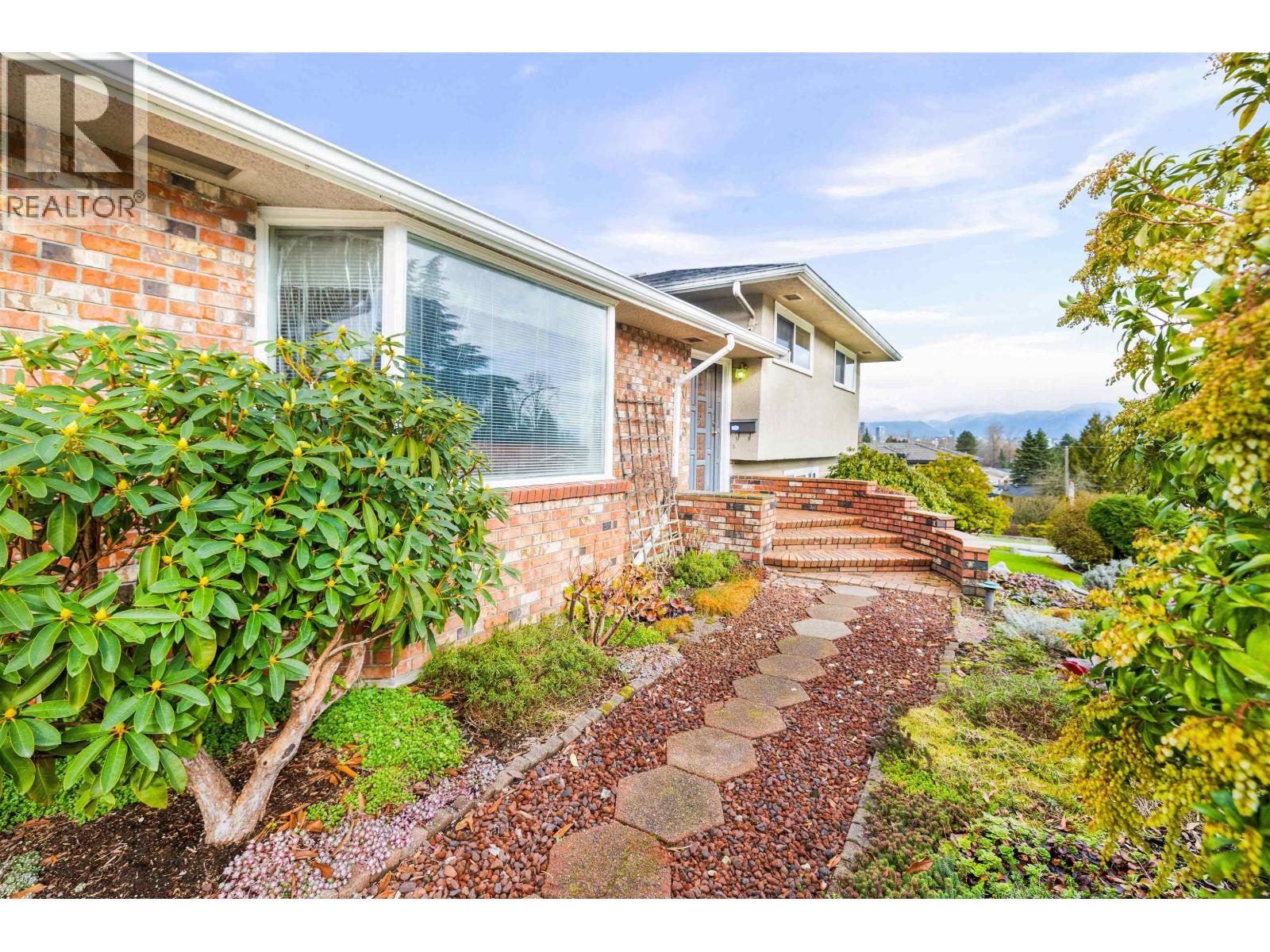 5045 Barker Crescent, Burnaby, British Columbia  V5G 3G6 - Photo 4 - R3092779