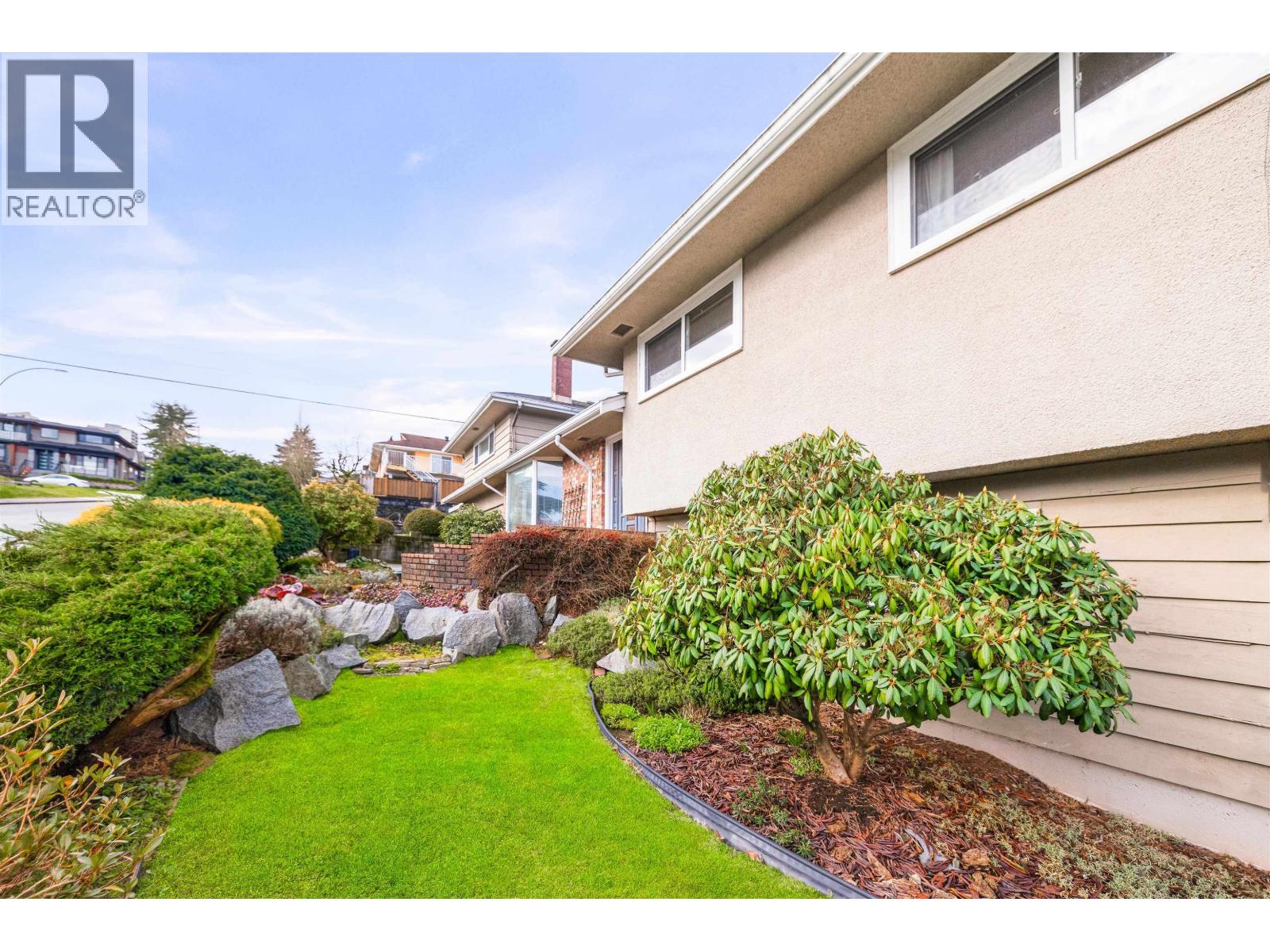 5045 Barker Crescent, Burnaby, British Columbia  V5G 3G6 - Photo 5 - R3092779