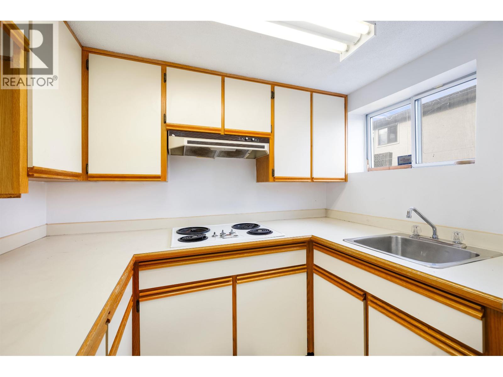 5045 Barker Crescent, Burnaby, British Columbia  V5G 3G6 - Photo 12 - R3092779