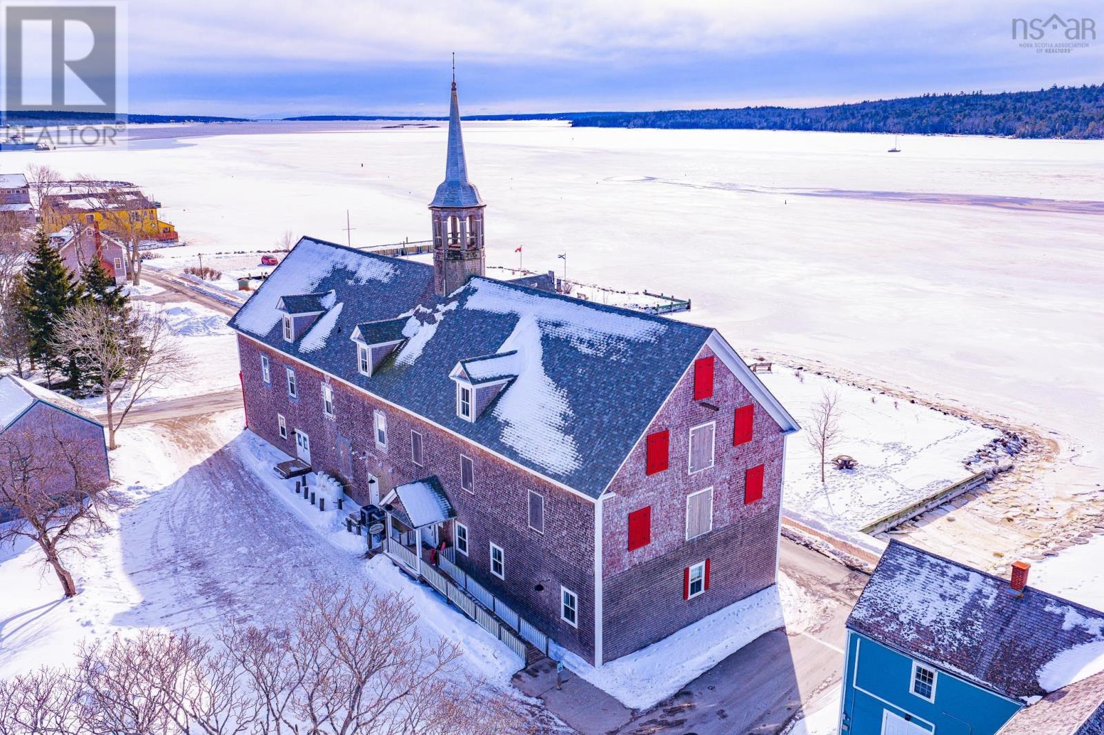 10 Ann Street, Shelburne, Nova Scotia  B0T 1W0 - Photo 2 - 202603273