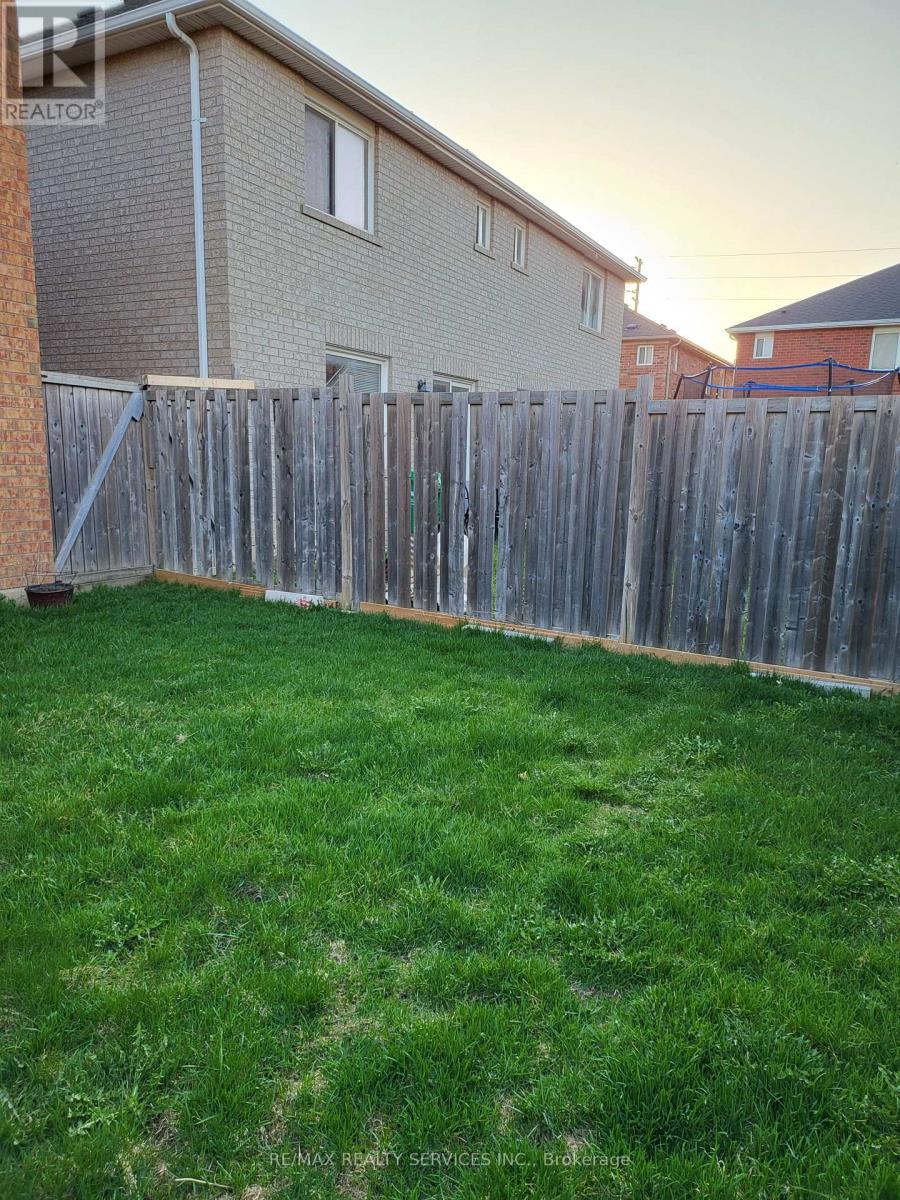 19 Albery Road, Brampton, Ontario  L7A 0K7 - Photo 11 - W12813674