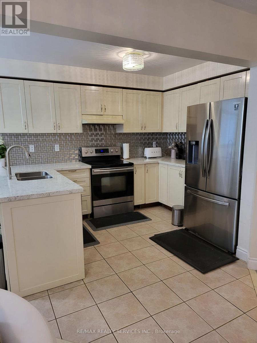 19 Albery Road, Brampton, Ontario  L7A 0K7 - Photo 9 - W12813674