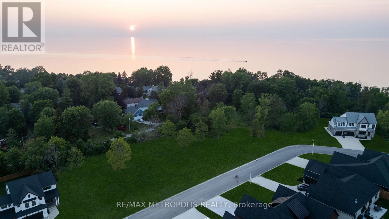 7027 Blue Coast Heights, Plympton-Wyoming, Ontario  N0N 1E0 - Photo 11 - X12813736