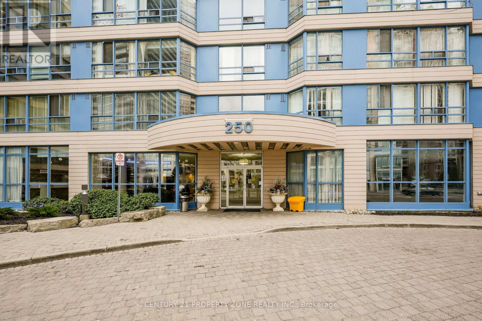 318 - 250 Webb Drive, Mississauga, Ontario  L5B 3Z4 - Photo 5 - W12813822