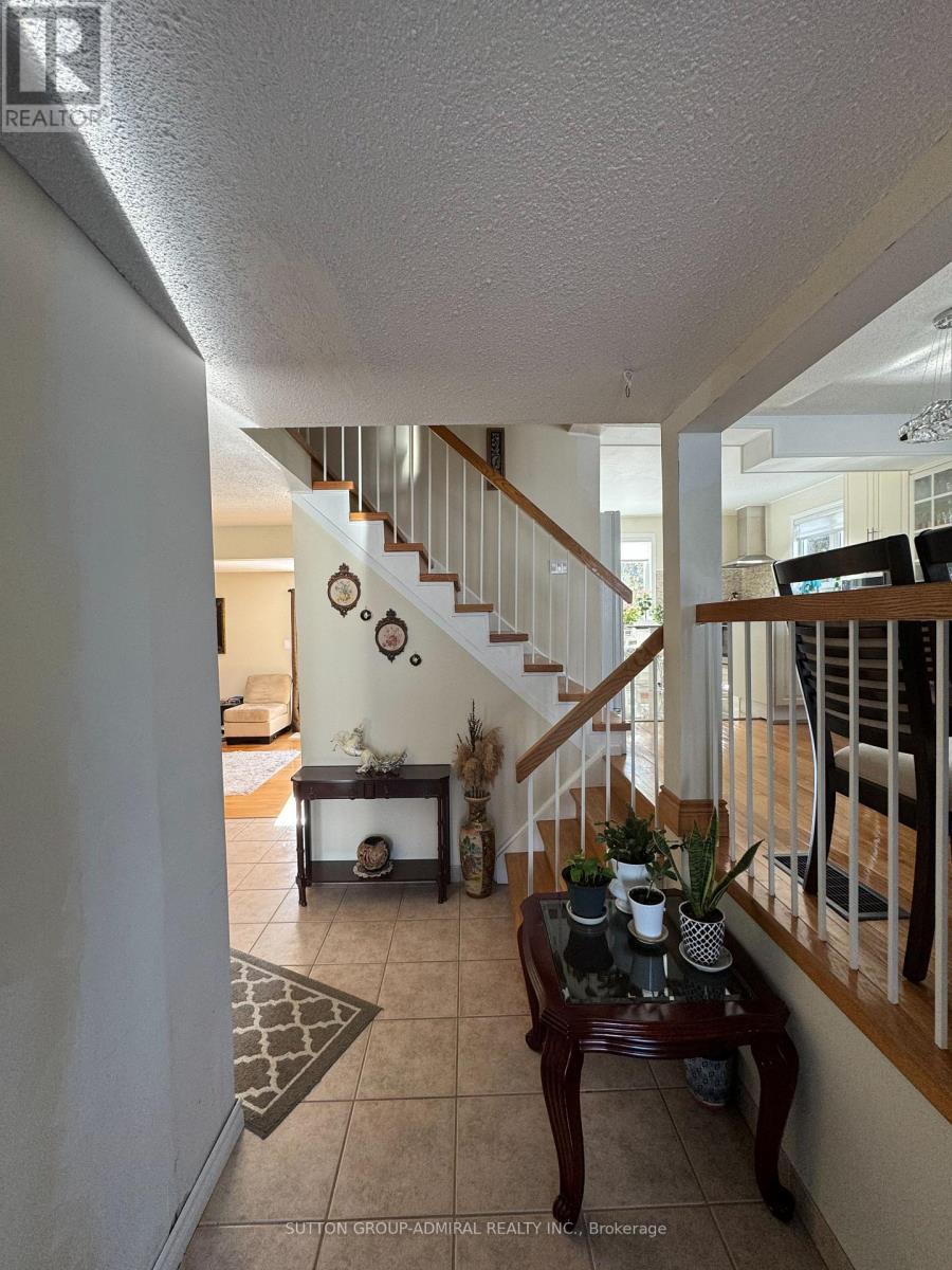 271 Weldrick Road, Richmond Hill, Ontario  L4C 5P2 - Photo 4 - N12812972