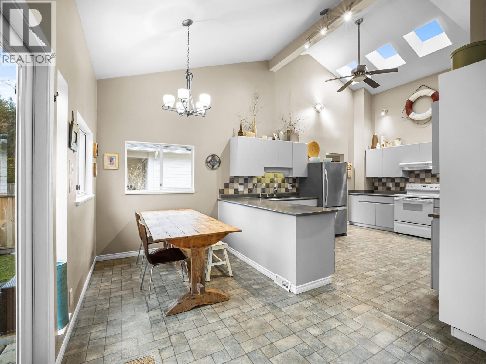 1140 W 20th Street, North Vancouver, British Columbia  V7P 2B7 - Photo 5 - R3092880