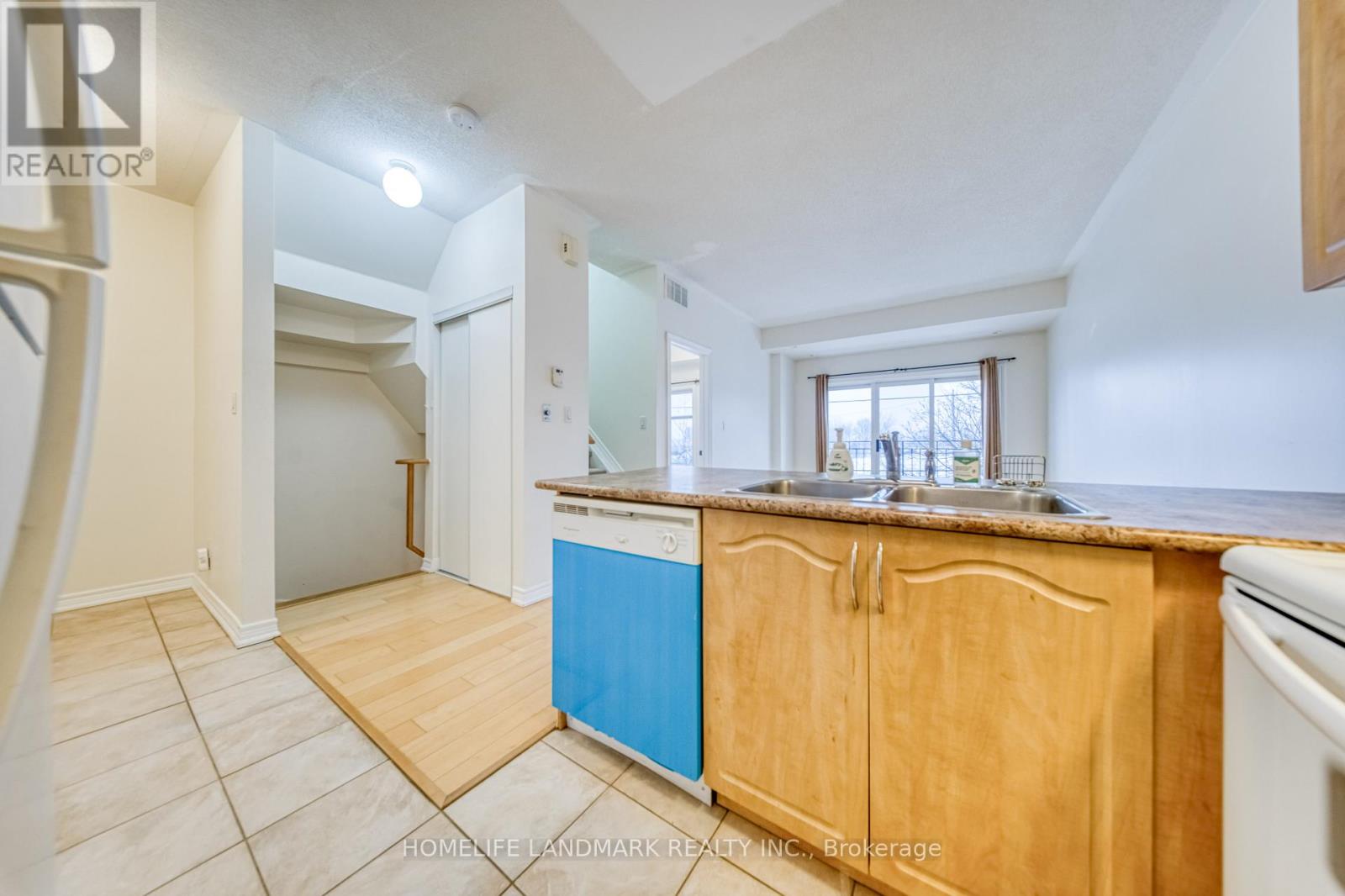 250 - 1496 Victoria Park Avenue, Toronto, Ontario  M4A 2M6 - Photo 9 - C12813924