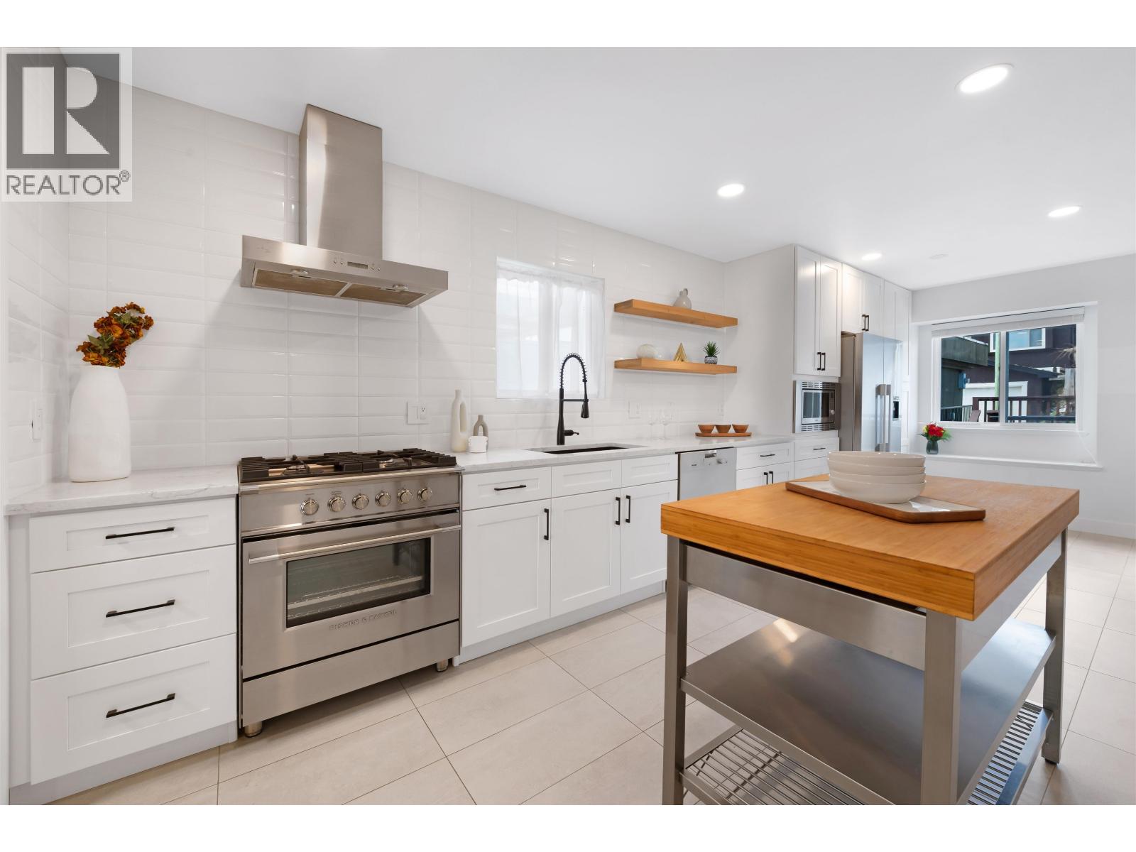 65 Ellesmere Avenue, Burnaby, British Columbia  V5B 3S5 - Photo 2 - R3091116