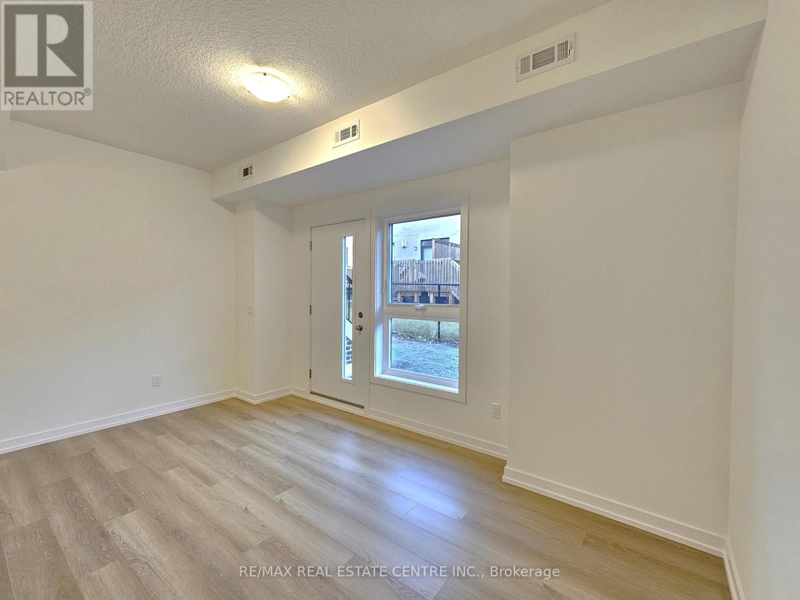 11 - 70 Kenesky Drive, Hamilton, Ontario  L8B 1Y4 - Photo 3 - X12813950