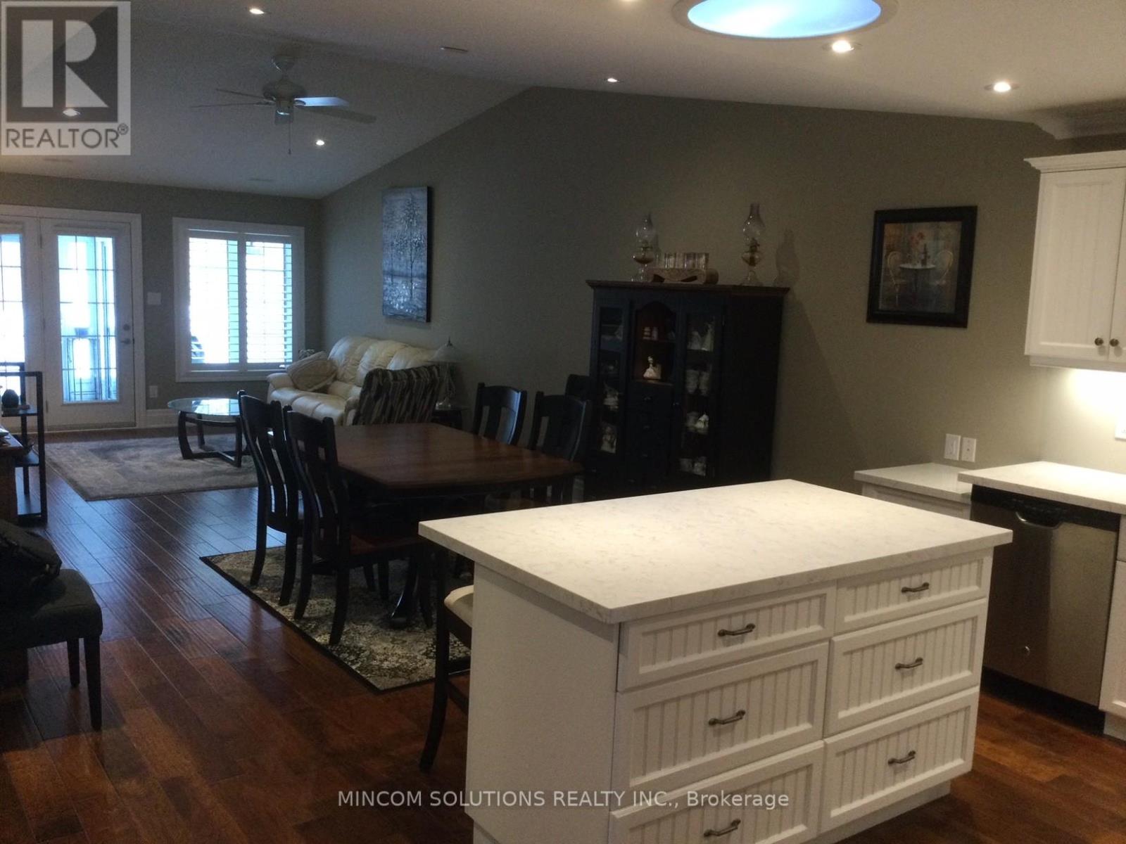 92 Clover Crescent, Wasaga Beach, Ontario  L9Z 0G4 - Photo 7 - S12813978