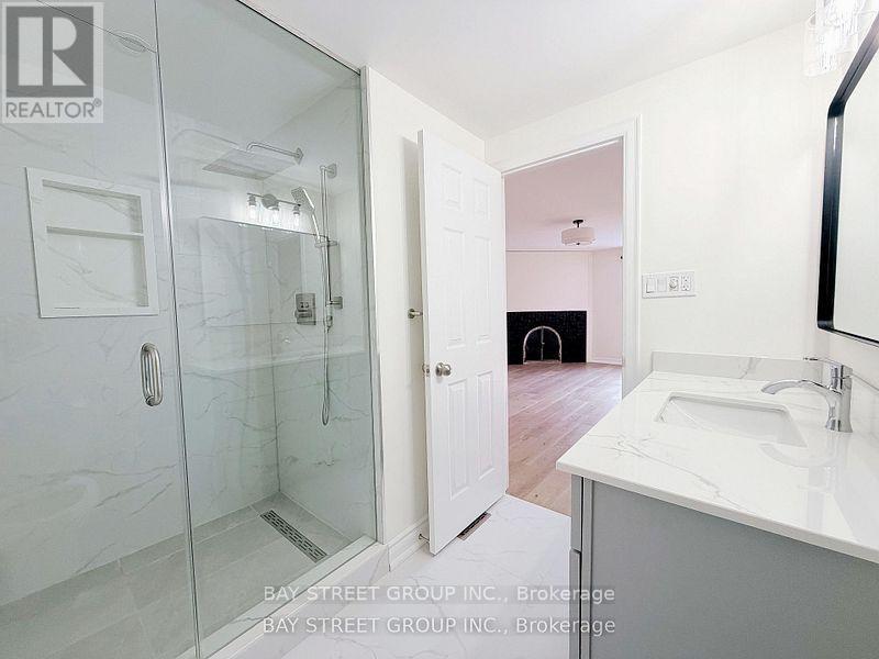 1412 Peerless Court, Oakville, Ontario  L6H 3A4 - Photo 17 - W12813974