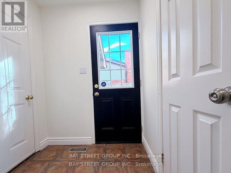 1412 Peerless Court, Oakville, Ontario  L6H 3A4 - Photo 4 - W12813974