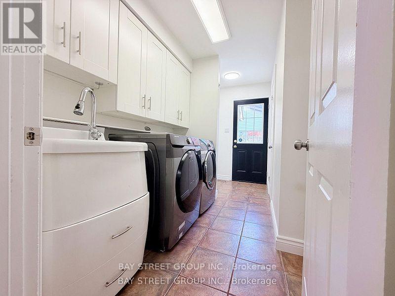 1412 Peerless Court, Oakville, Ontario  L6H 3A4 - Photo 6 - W12813974