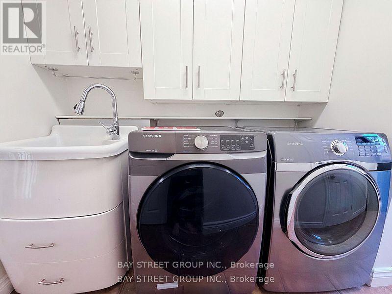 1412 Peerless Court, Oakville, Ontario  L6H 3A4 - Photo 7 - W12813974