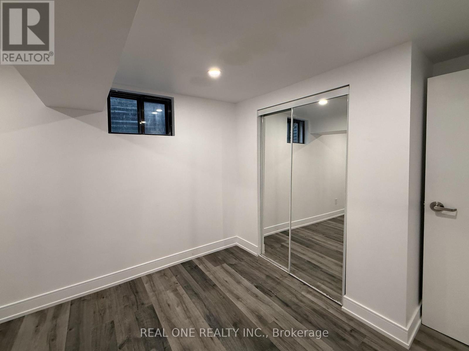 Lower Unit - 3421 Ellengale Drive W, Mississauga, Ontario  L5C 1Z5 - Photo 12 - W12813990