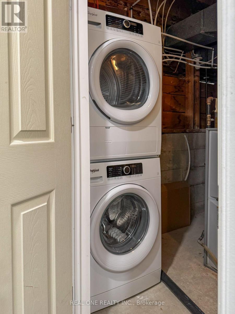 Lower Unit - 3421 Ellengale Drive W, Mississauga, Ontario  L5C 1Z5 - Photo 13 - W12813990