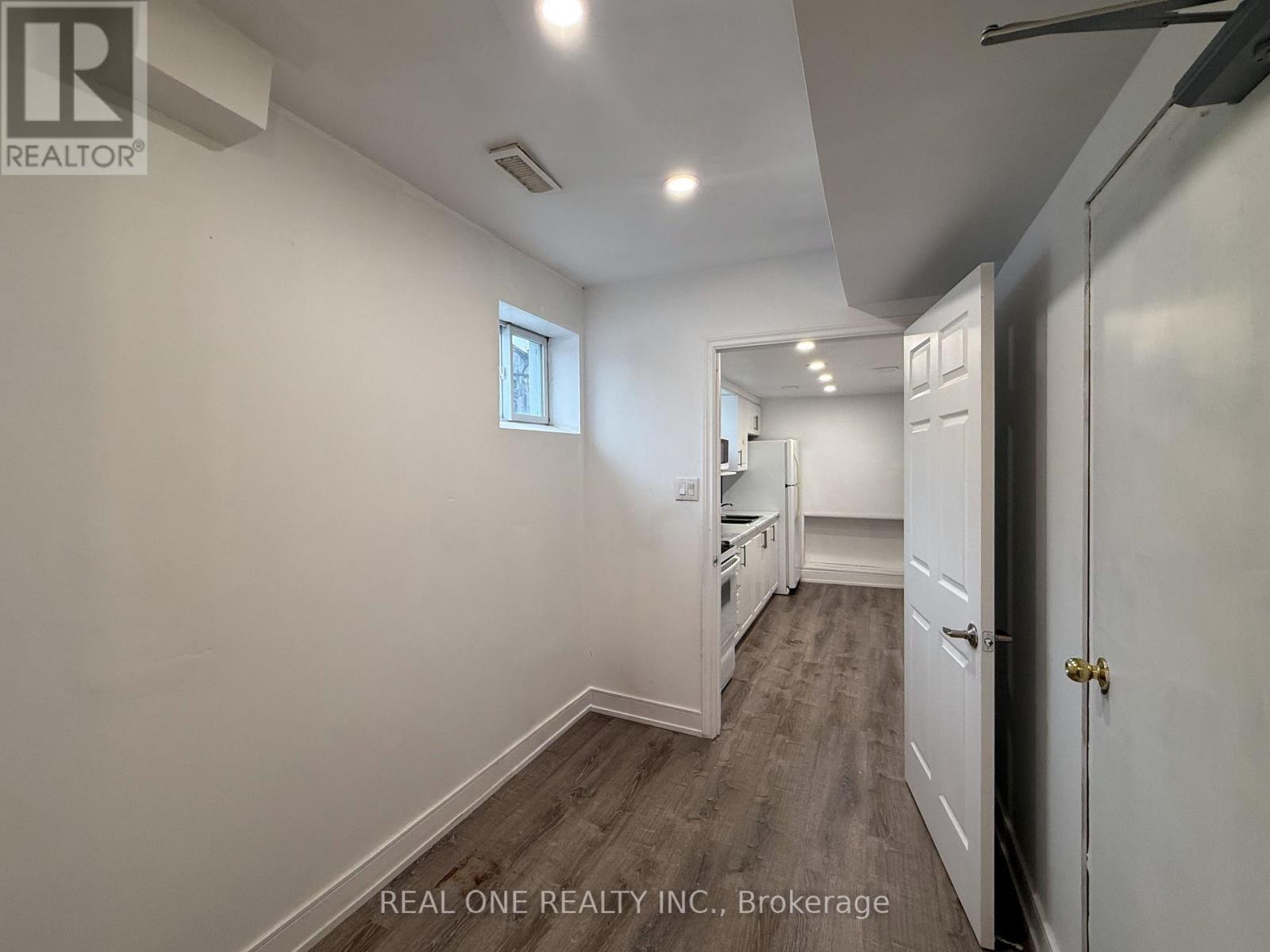 Lower Unit - 3421 Ellengale Drive W, Mississauga, Ontario  L5C 1Z5 - Photo 3 - W12813990