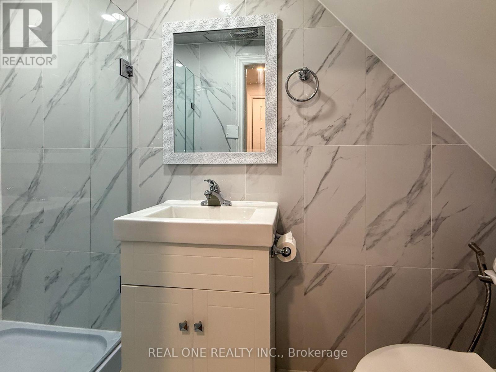 Lower Unit - 3421 Ellengale Drive W, Mississauga, Ontario  L5C 1Z5 - Photo 8 - W12813990