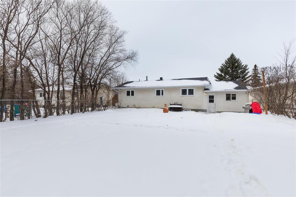 79 Cloverdale Street, Steinbach, Manitoba  R5G 2B9 - Photo 1 - 202603211