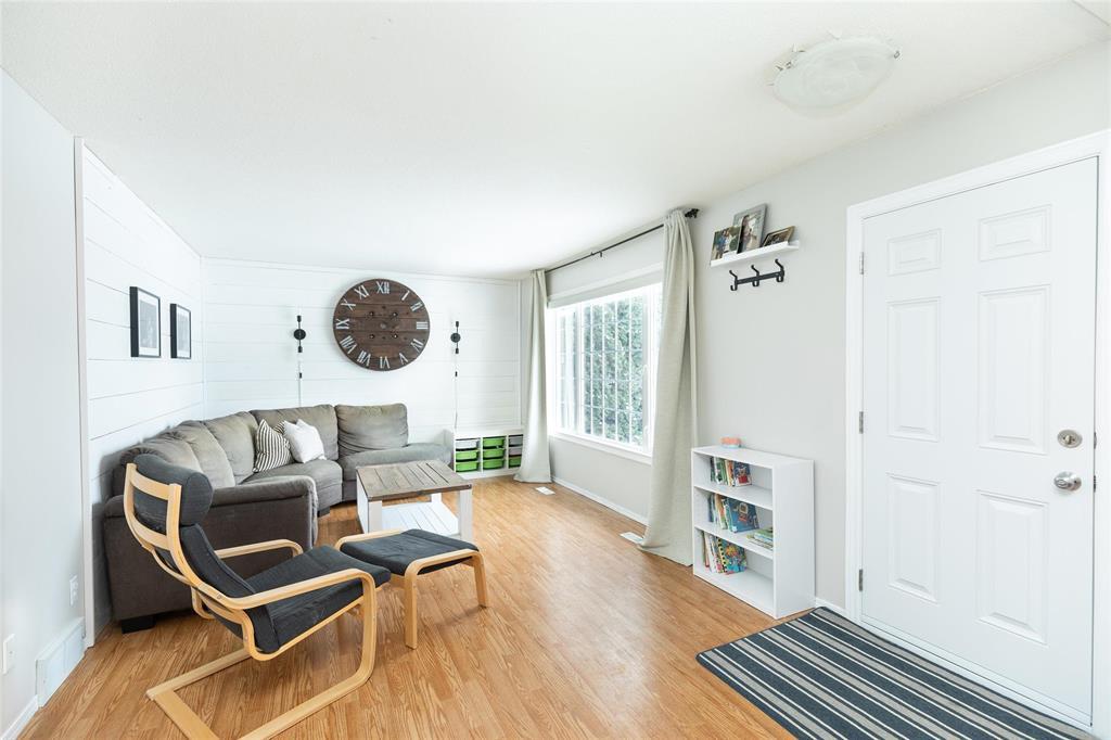 79 Cloverdale Street, Steinbach, Manitoba  R5G 2B9 - Photo 2 - 202603211