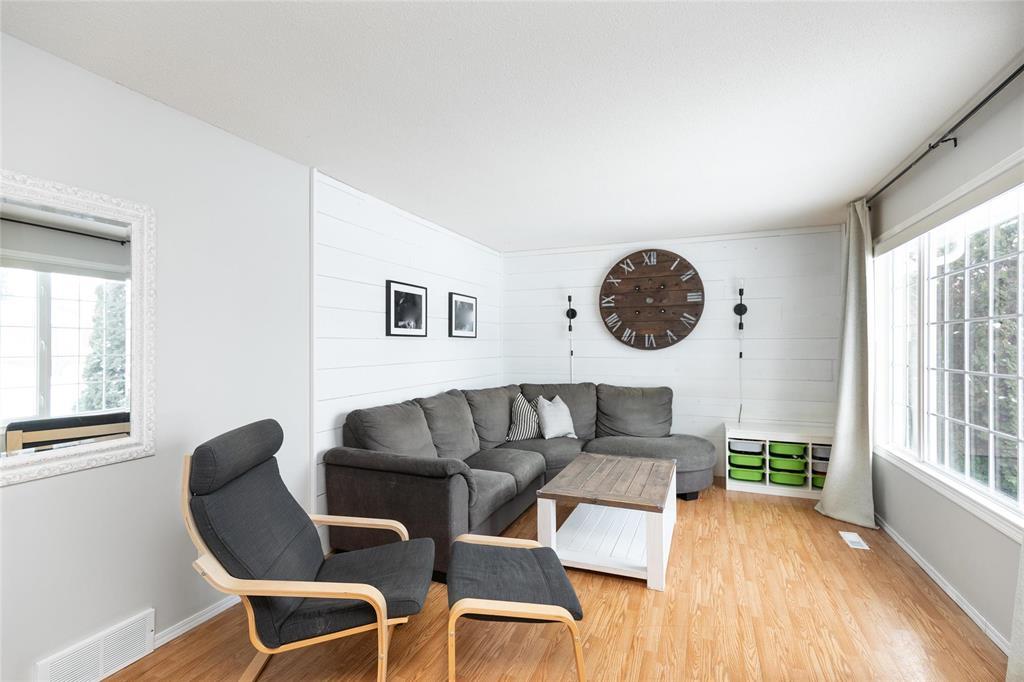 79 Cloverdale Street, Steinbach, Manitoba  R5G 2B9 - Photo 3 - 202603211