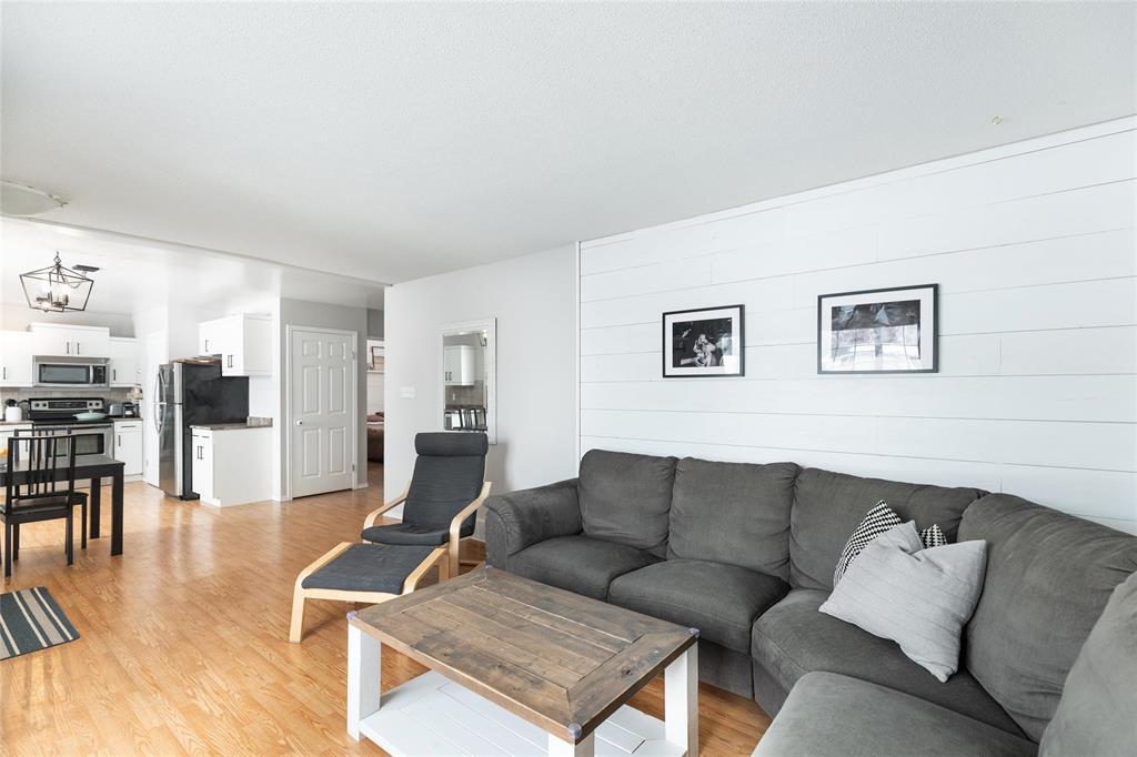 79 Cloverdale Street, Steinbach, Manitoba  R5G 2B9 - Photo 4 - 202603211