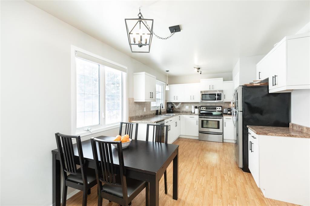 79 Cloverdale Street, Steinbach, Manitoba  R5G 2B9 - Photo 5 - 202603211