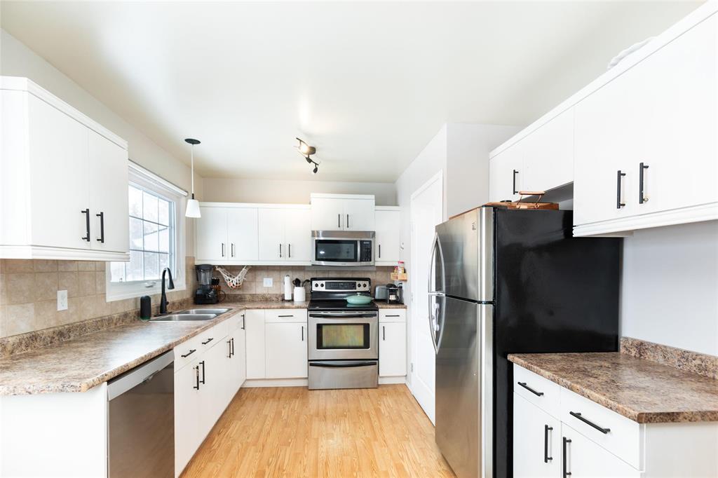 79 Cloverdale Street, Steinbach, Manitoba  R5G 2B9 - Photo 6 - 202603211