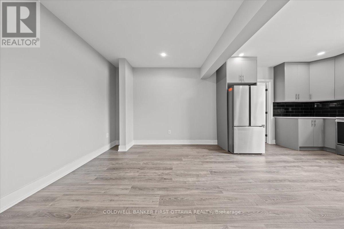 B - 20 Inverkip Avenue, Ottawa, Ontario  K1T 4B7 - Photo 5 - X12814012