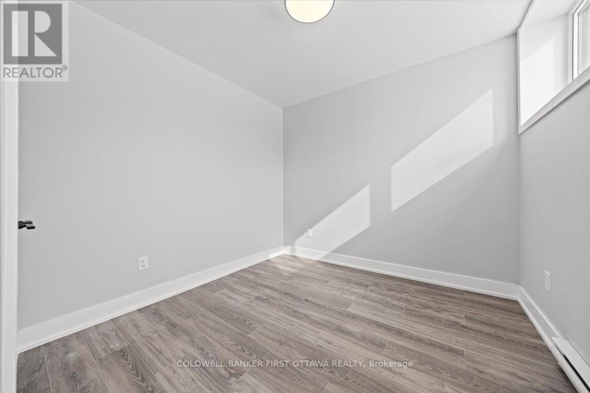 B - 20 Inverkip Avenue, Ottawa, Ontario  K1T 4B7 - Photo 9 - X12814012