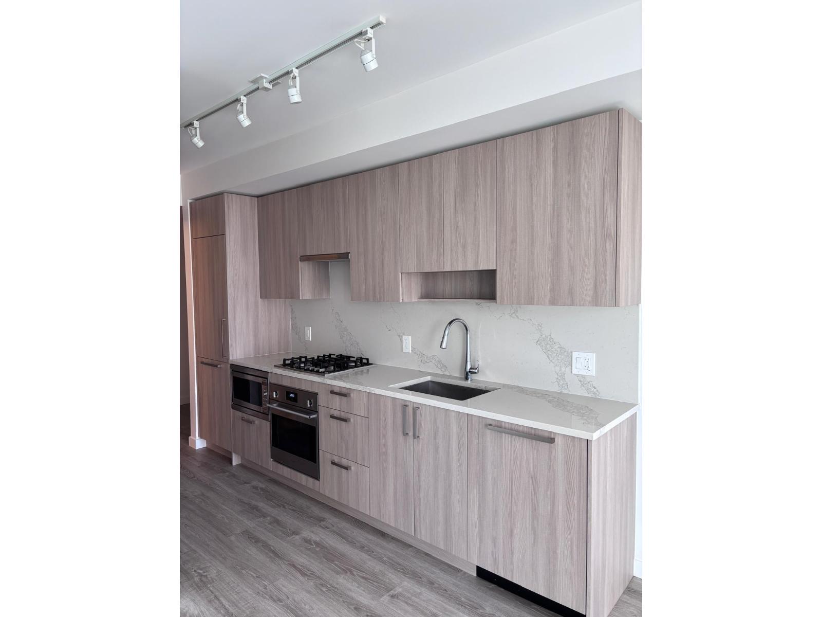 518 13350 CENTRAL AVENUE, Surrey, British Columbia