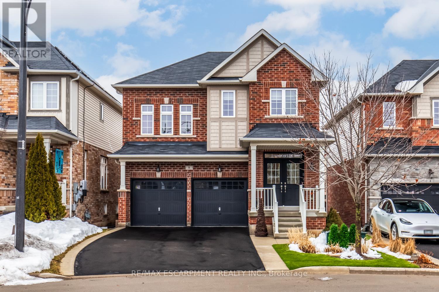 8 BOUSFIELD COURT, Hamilton, Ontario