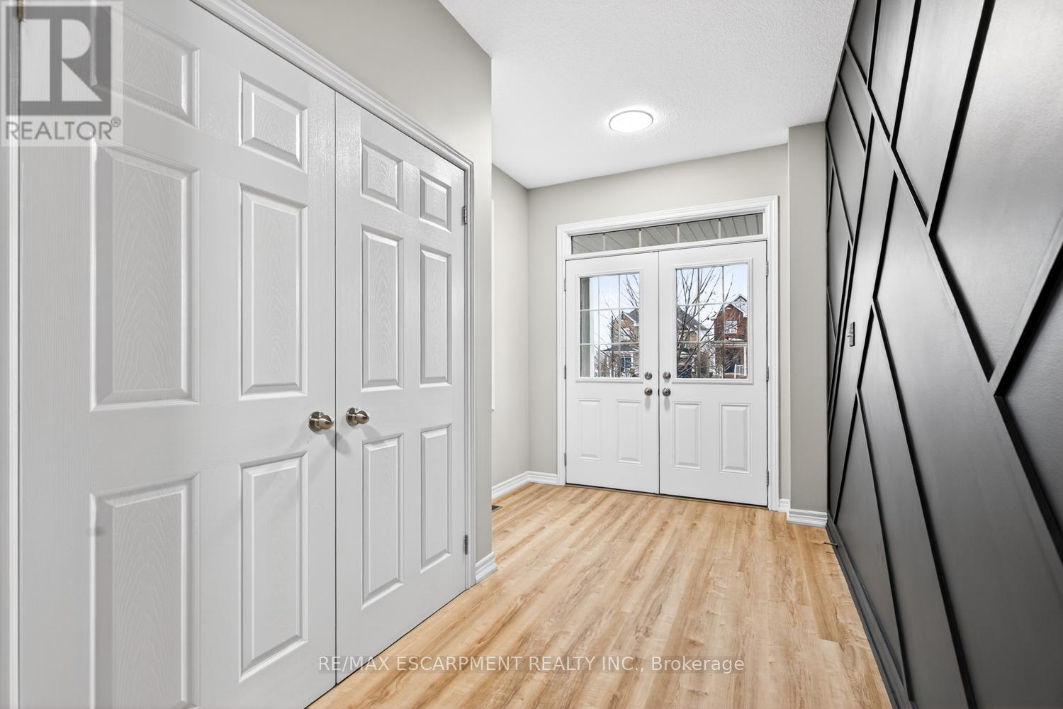 8 Bousfield Court, Hamilton, Ontario  L8B 0T3 - Photo 4 - X12813994