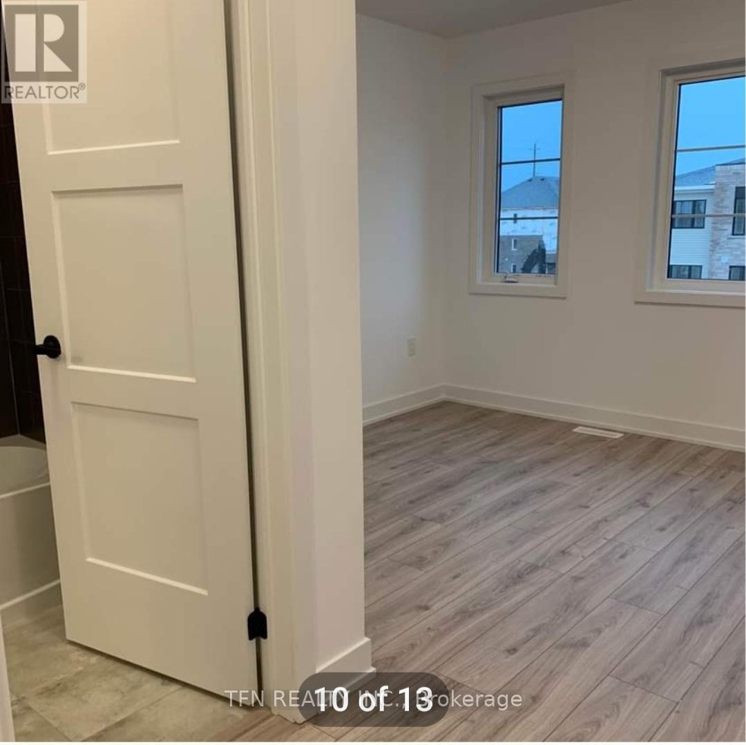 25 Pumpkin Corner Crescent, Barrie, Ontario  L9J 0C2 - Photo 4 - S12814036