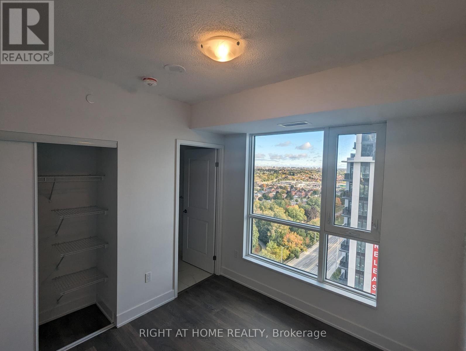 1607 - 202 Burnhamthorpe Road E, Mississauga, Ontario  L5A 0B2 - Photo 11 - W12814032