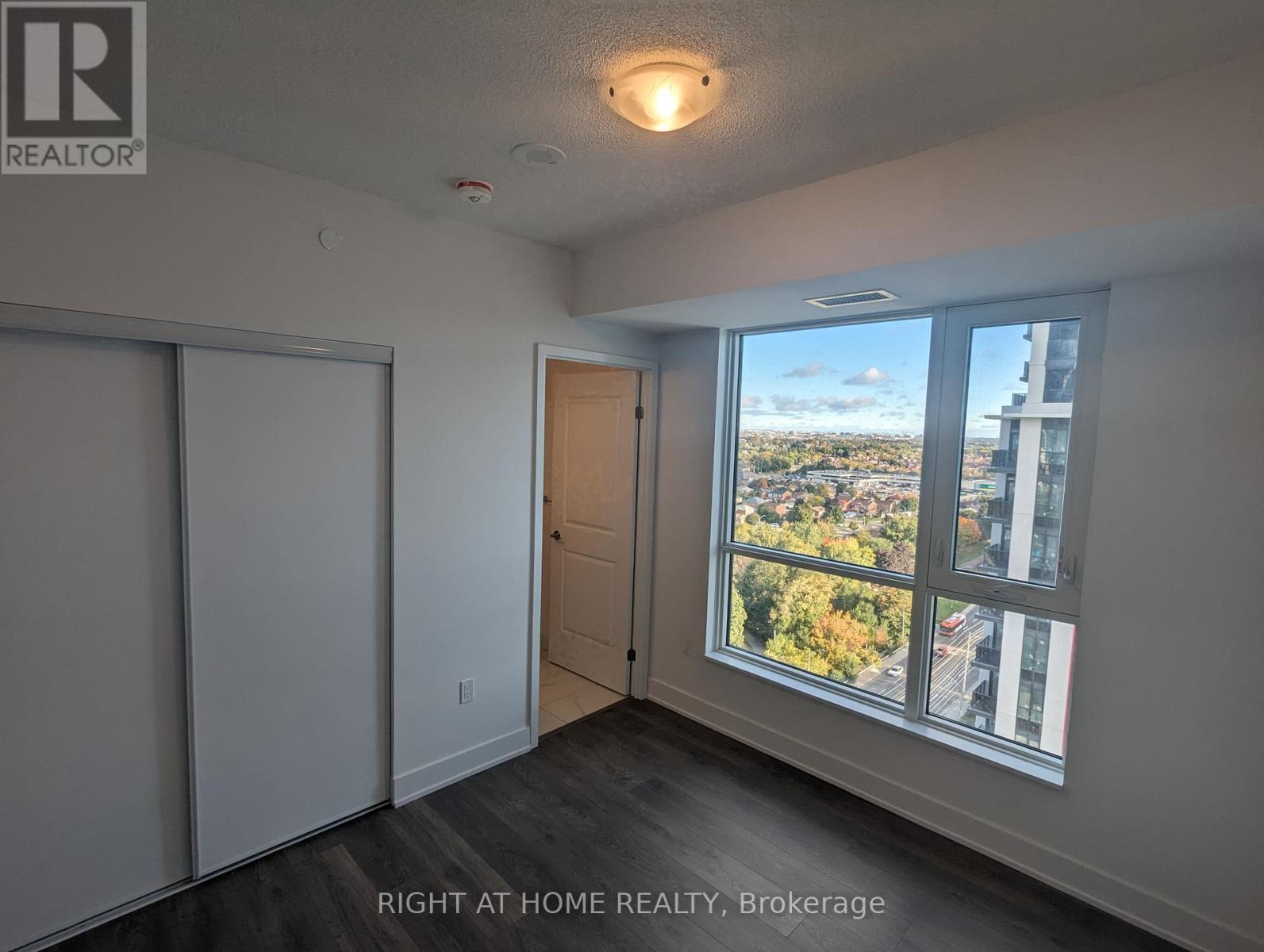 1607 - 202 Burnhamthorpe Road E, Mississauga, Ontario  L5A 0B2 - Photo 18 - W12814032