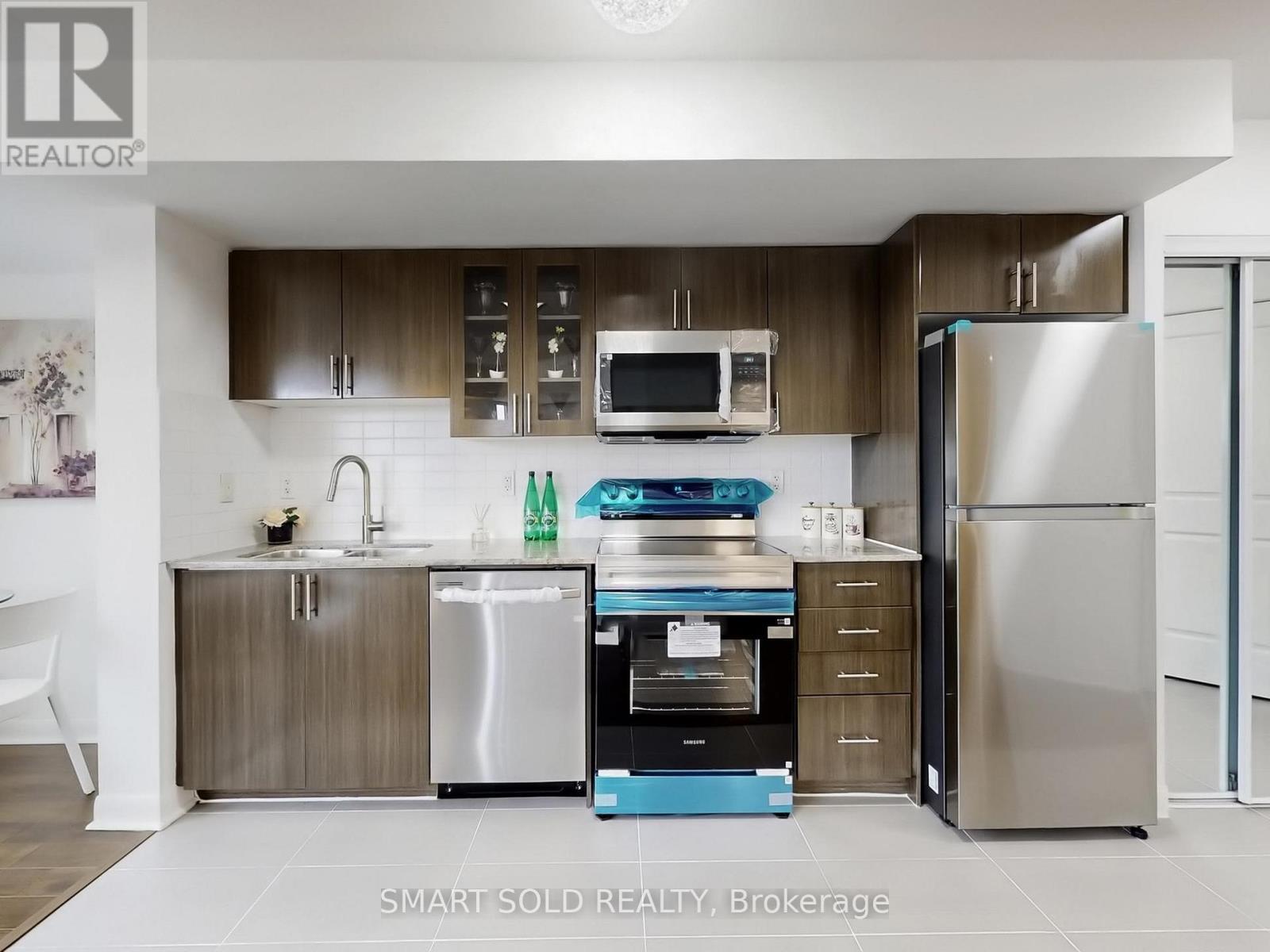 210 - 75 Norman Bethune Avenue, Richmond Hill, Ontario  L4B 0B6 - Photo 3 - N12814068