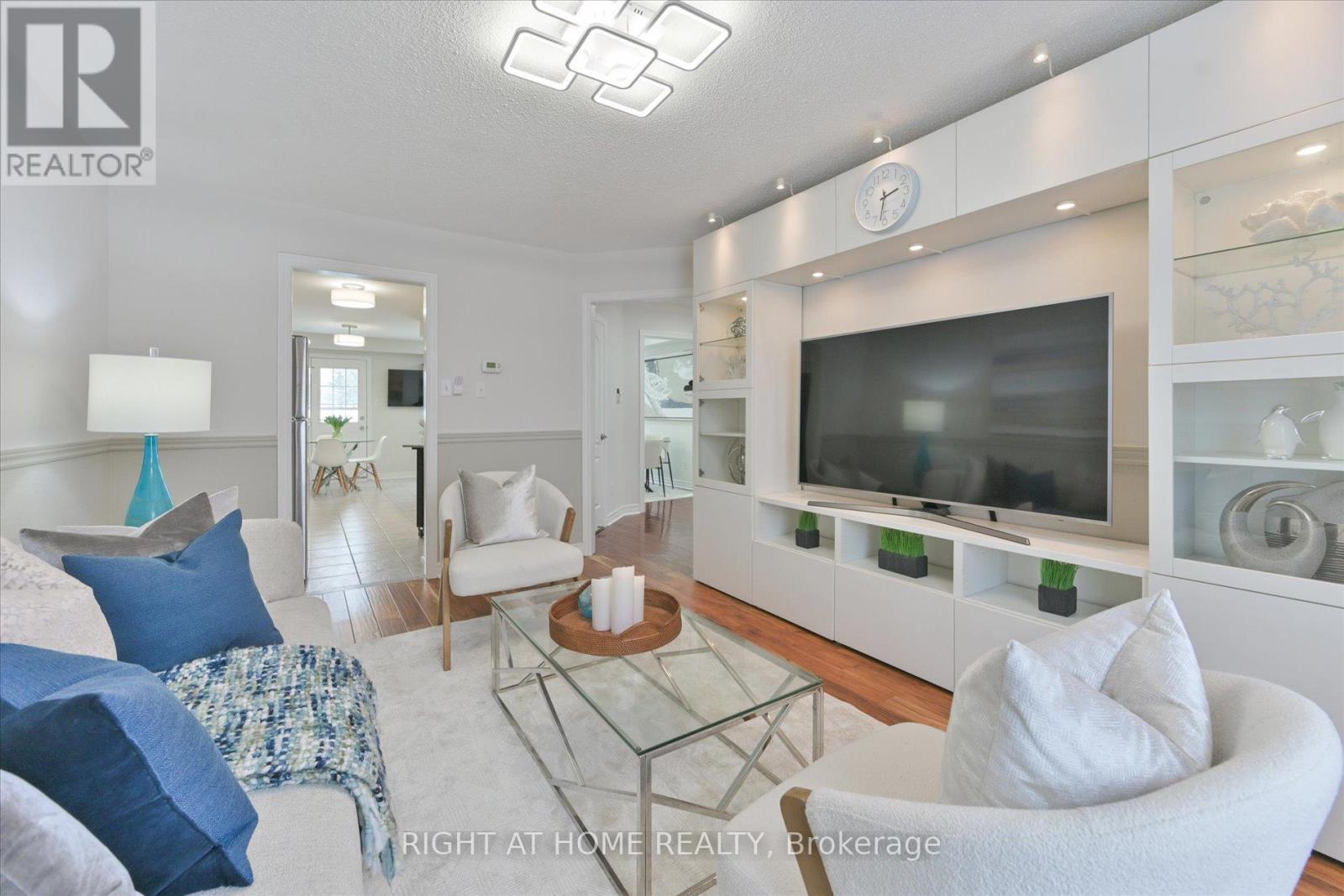 61 Milloy Place, Aurora, Ontario  L4G 7L2 - Photo 3 - N12814070